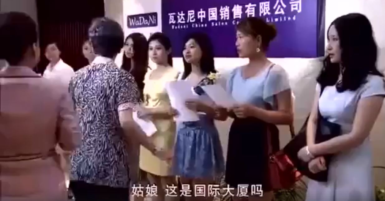 一群面試者見老奶奶問路「全假裝沒看到」，唯獨她熱心帶路！沒想到最後…