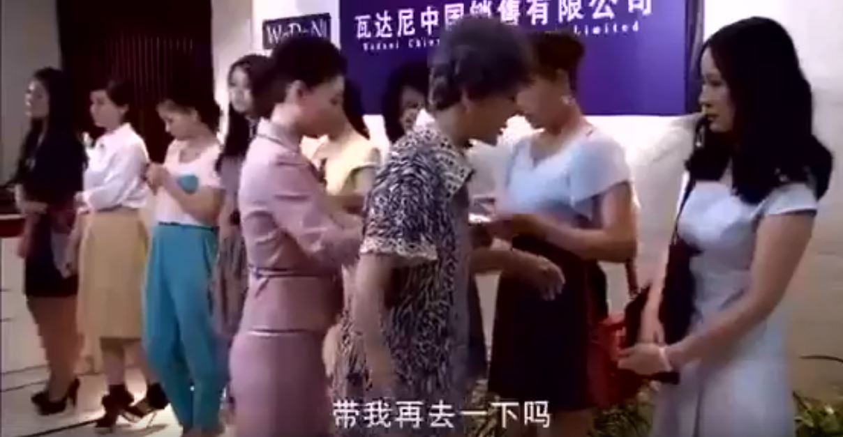 一群面試者見老奶奶問路「全假裝沒看到」，唯獨她熱心帶路！沒想到最後…
