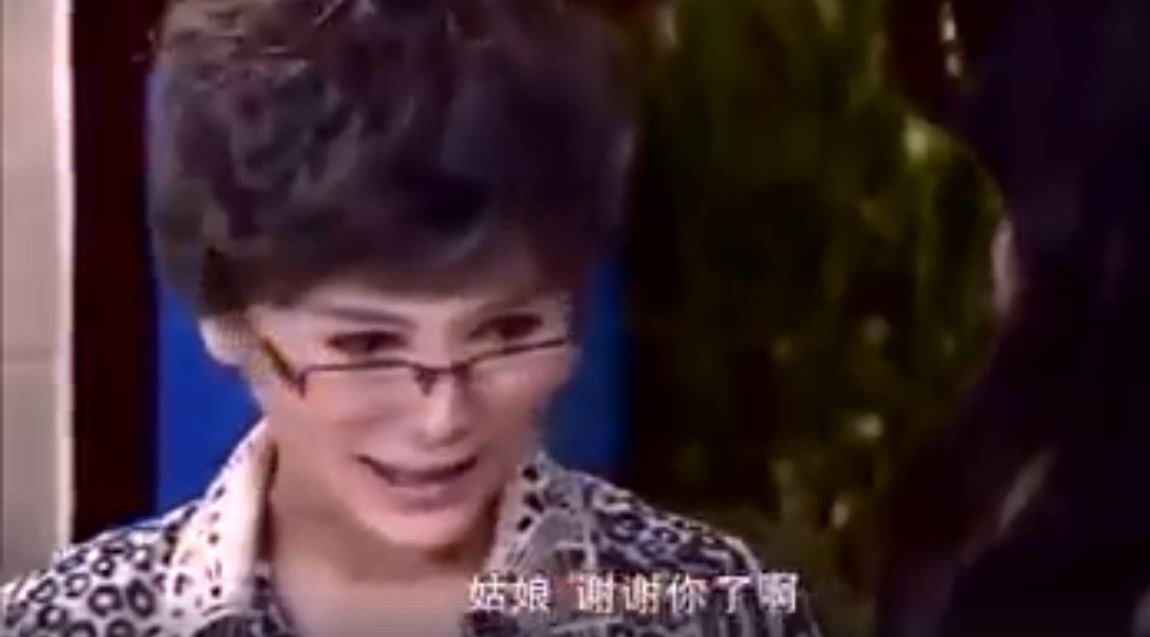 一群面試者見老奶奶問路「全假裝沒看到」，唯獨她熱心帶路！沒想到最後…