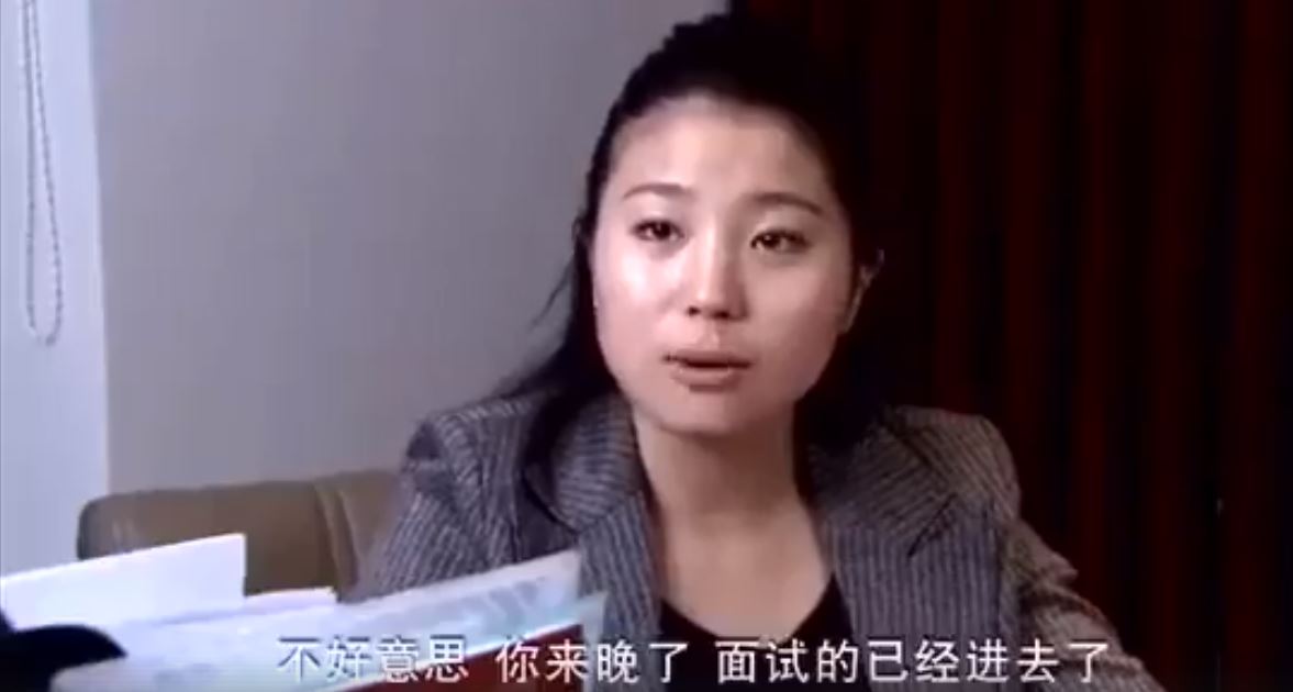 一群面試者見老奶奶問路「全假裝沒看到」，唯獨她熱心帶路！沒想到最後…