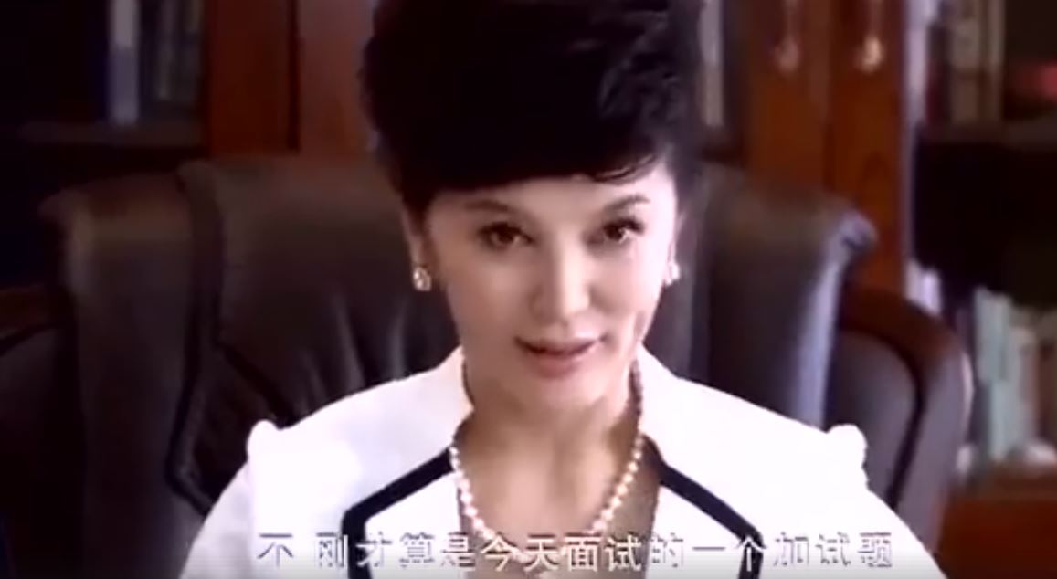 一群面試者見老奶奶問路「全假裝沒看到」，唯獨她熱心帶路！沒想到最後…