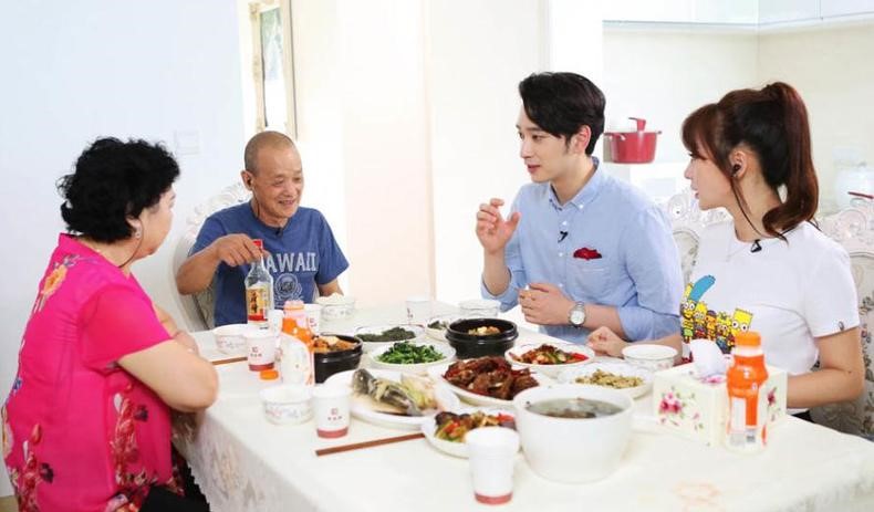 第一次跟男友回家見家長，我卻突然被一個「瘋 女人」抱住，驚嚇過後我反而決定「嫁給男友」！