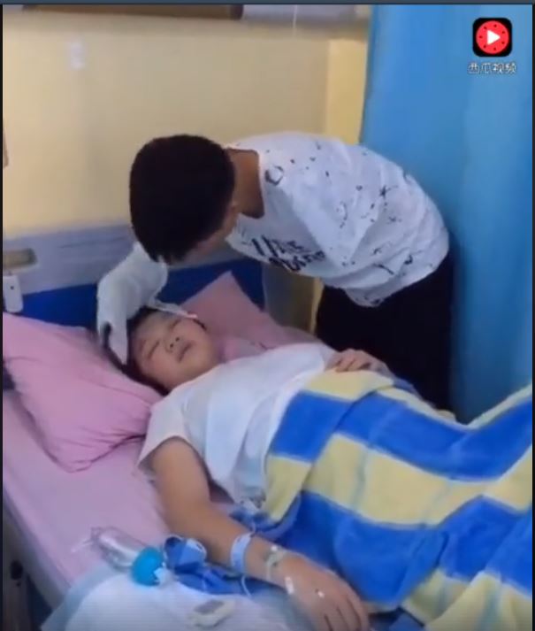 「沒有雙手的他」伺候老婆做月子，健全的男人該慚愧了…「最後一幕」萬人全被暖哭！