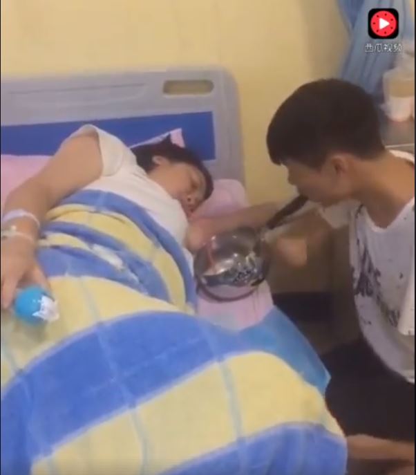 「沒有雙手的他」伺候老婆做月子，健全的男人該慚愧了…「最後一幕」萬人全被暖哭！