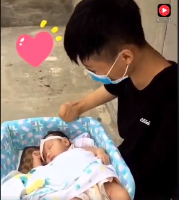 「沒有雙手的他」伺候老婆做月子，健全的男人該慚愧了…「最後一幕」萬人全被暖哭！