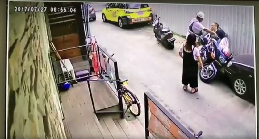 男子想停車擅自「移動百斤重機」反被壓！妻子急忙找來「工頭」幫忙結果.....網友狂笑：活該！