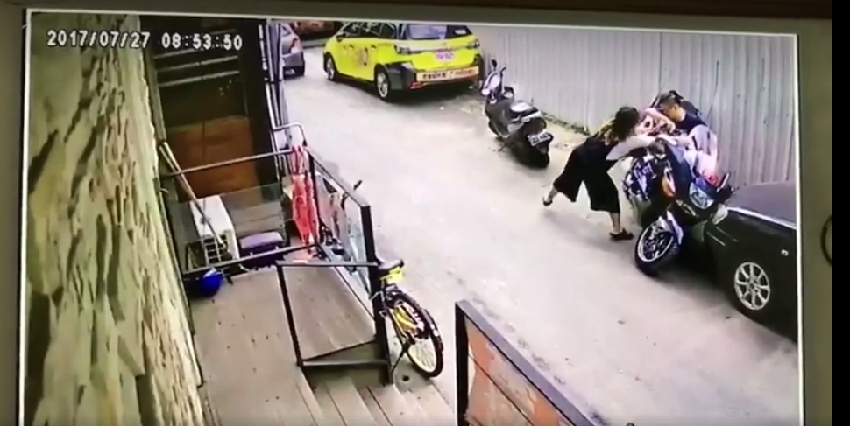 男子想停車擅自「移動百斤重機」反被壓！妻子急忙找來「工頭」幫忙結果.....網友狂笑：活該！