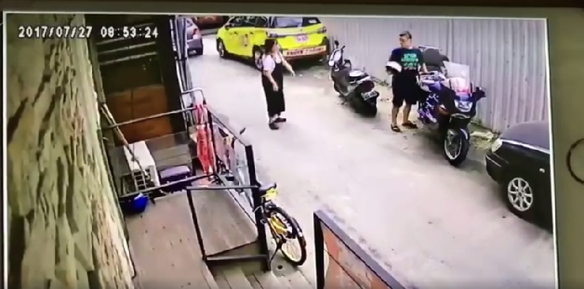 男子想停車擅自「移動百斤重機」反被壓！妻子急忙找來「工頭」幫忙結果.....網友狂笑：活該！