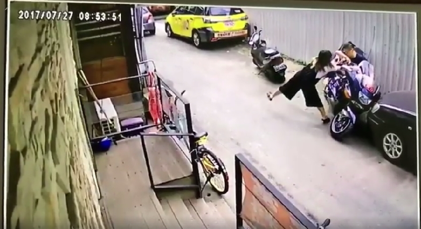 男子想停車擅自「移動百斤重機」反被壓！妻子急忙找來「工頭」幫忙結果.....網友狂笑：活該！