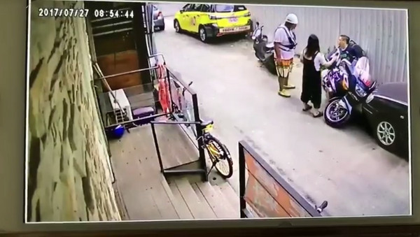 男子想停車擅自「移動百斤重機」反被壓！妻子急忙找來「工頭」幫忙結果.....網友狂笑：活該！