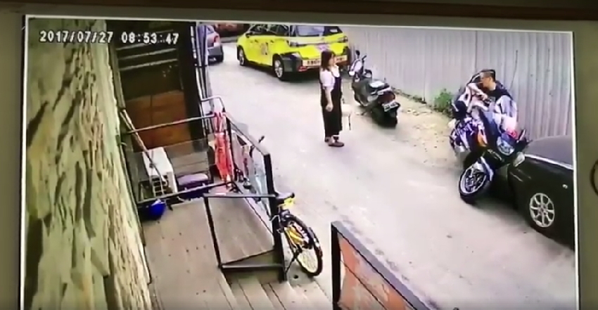 男子想停車擅自「移動百斤重機」反被壓！妻子急忙找來「工頭」幫忙結果.....網友狂笑：活該！