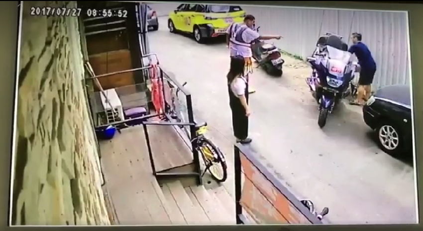 男子想停車擅自「移動百斤重機」反被壓！妻子急忙找來「工頭」幫忙結果.....網友狂笑：活該！