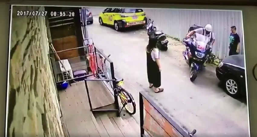 男子想停車擅自「移動百斤重機」反被壓！妻子急忙找來「工頭」幫忙結果.....網友狂笑：活該！