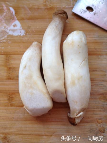 「杏鮑菇」這樣炒超級下飯，一上桌盤子就空了，比吃大魚大肉還滿足！