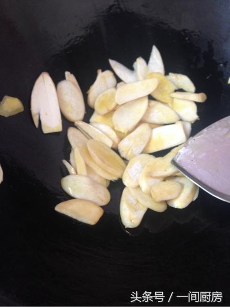 「杏鮑菇」這樣炒超級下飯，一上桌盤子就空了，比吃大魚大肉還滿足！