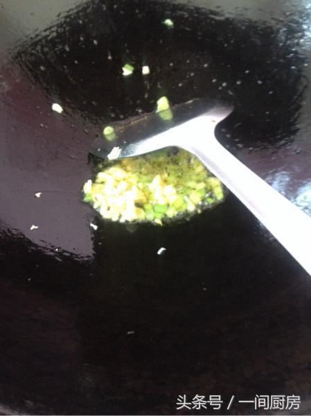 「杏鮑菇」這樣炒超級下飯，一上桌盤子就空了，比吃大魚大肉還滿足！
