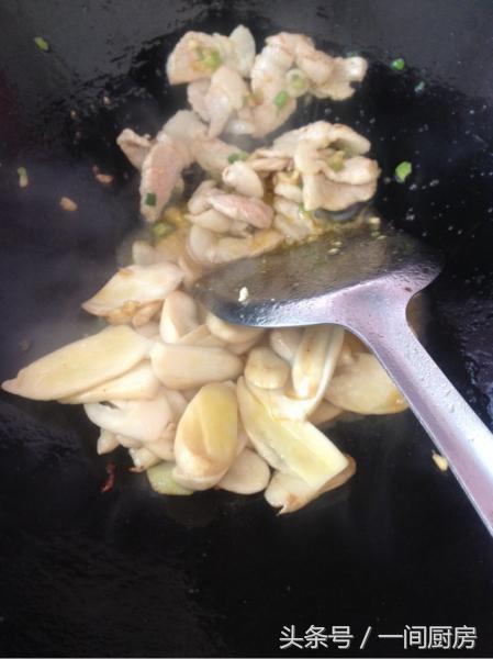 「杏鮑菇」這樣炒超級下飯，一上桌盤子就空了，比吃大魚大肉還滿足！