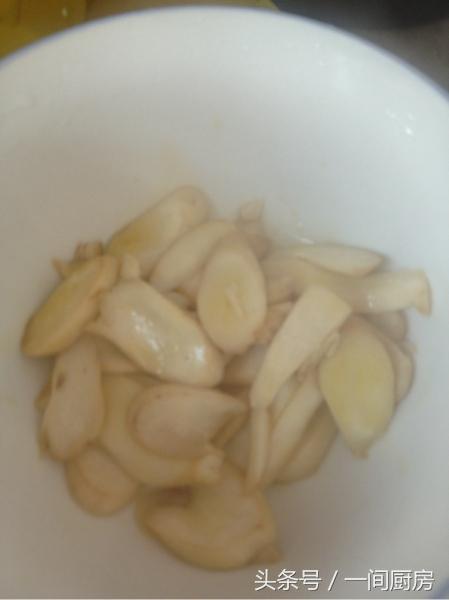 「杏鮑菇」這樣炒超級下飯，一上桌盤子就空了，比吃大魚大肉還滿足！