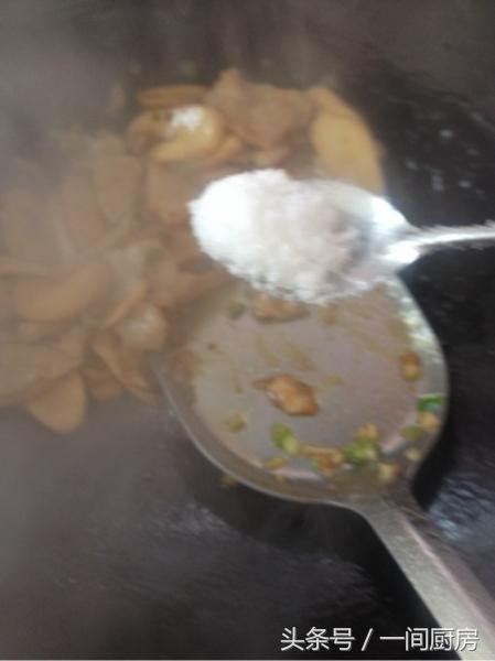 「杏鮑菇」這樣炒超級下飯，一上桌盤子就空了，比吃大魚大肉還滿足！