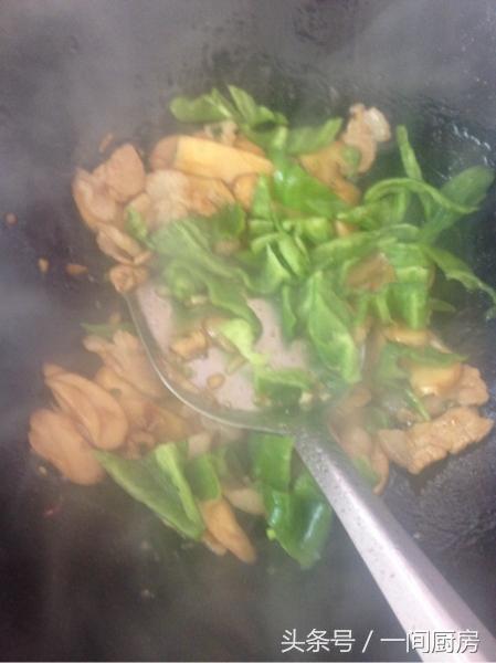 「杏鮑菇」這樣炒超級下飯，一上桌盤子就空了，比吃大魚大肉還滿足！