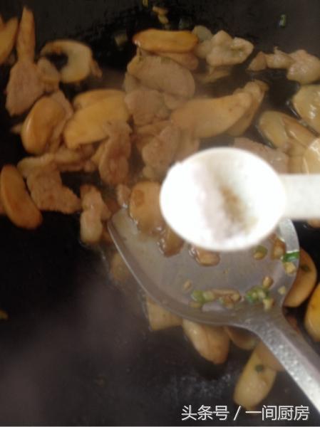 「杏鮑菇」這樣炒超級下飯，一上桌盤子就空了，比吃大魚大肉還滿足！