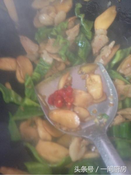 「杏鮑菇」這樣炒超級下飯，一上桌盤子就空了，比吃大魚大肉還滿足！