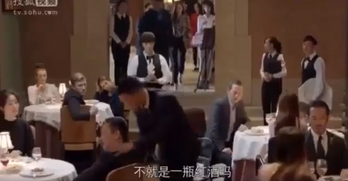 客人因為送錯酒爭吵不休，餐廳老闆把犯錯服務生叫過來，「一個動作」讓他們互相道歉！