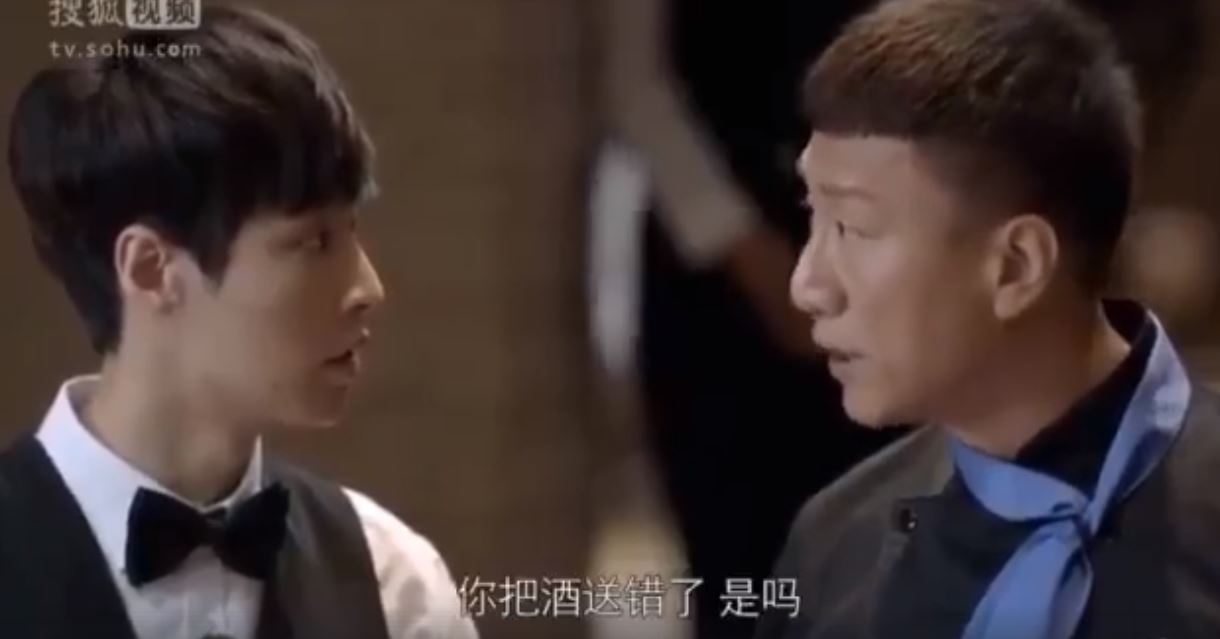 客人因為送錯酒爭吵不休，餐廳老闆把犯錯服務生叫過來，「一個動作」讓他們互相道歉！