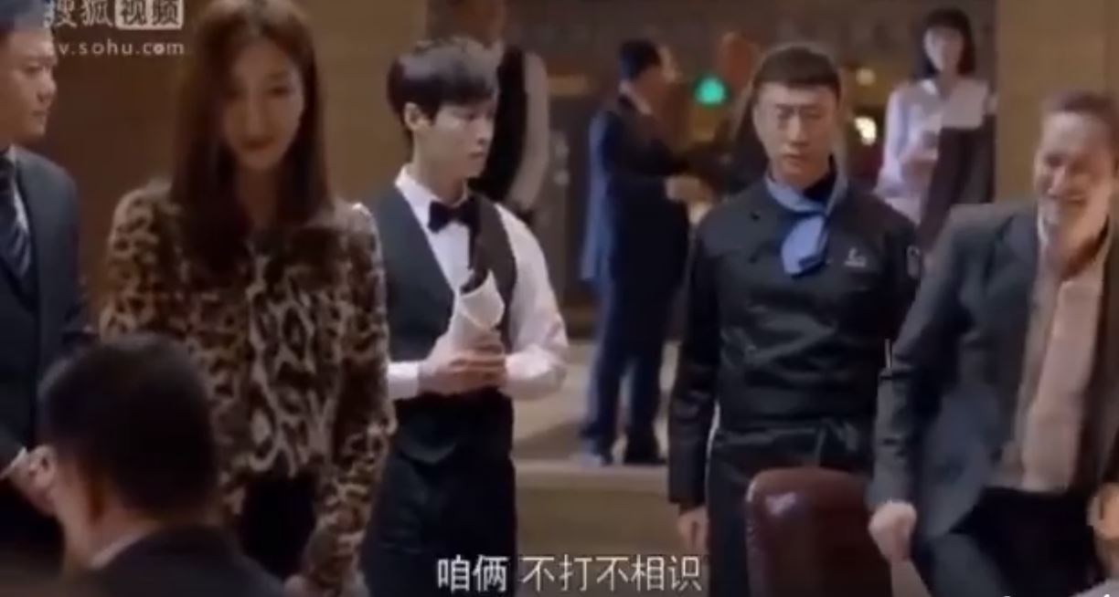 客人因為送錯酒爭吵不休，餐廳老闆把犯錯服務生叫過來，「一個動作」讓他們互相道歉！