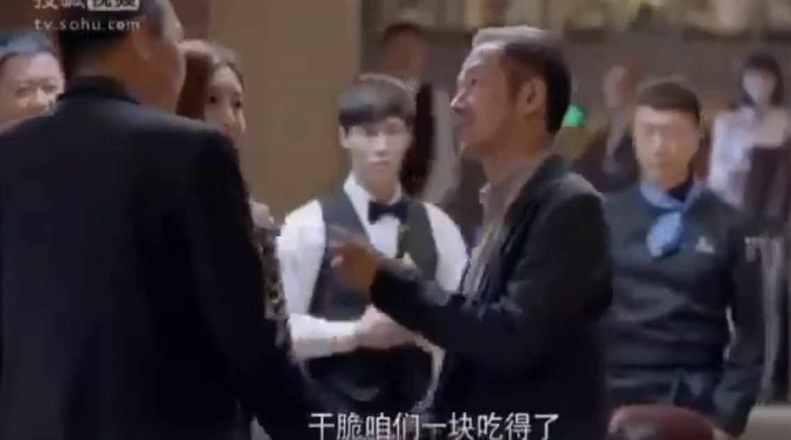 客人因為送錯酒爭吵不休，餐廳老闆把犯錯服務生叫過來，「一個動作」讓他們互相道歉！