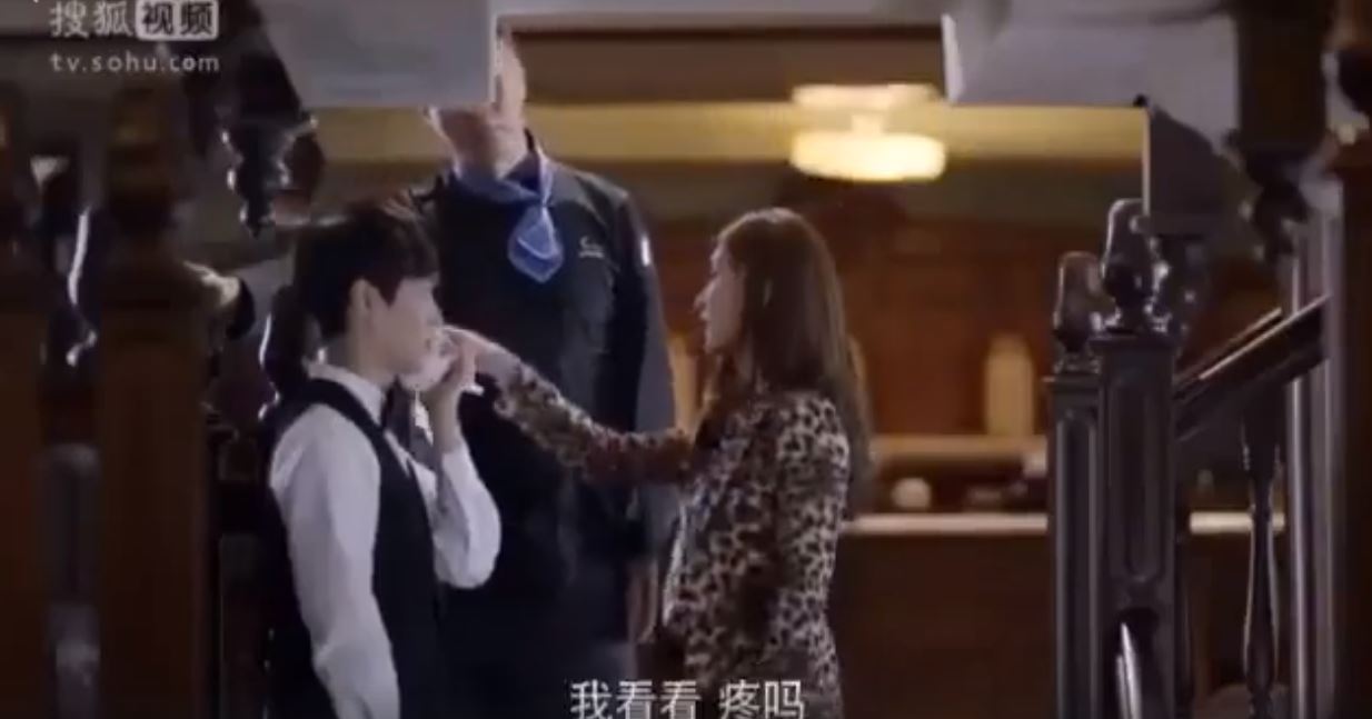 客人因為送錯酒爭吵不休，餐廳老闆把犯錯服務生叫過來，「一個動作」讓他們互相道歉！