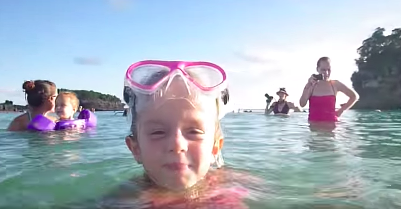 這位媽媽「想拍一段影片」給9個月沒回家的軍人爸爸！但下一秒「水裡卻浮出一具...」看哭了！