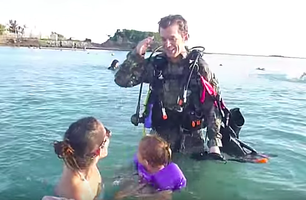 這位媽媽「想拍一段影片」給9個月沒回家的軍人爸爸！但下一秒「水裡卻浮出一具...」看哭了！