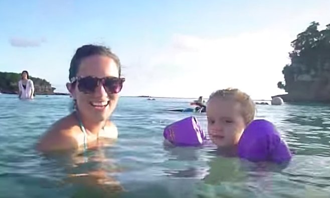 這位媽媽「想拍一段影片」給9個月沒回家的軍人爸爸！但下一秒「水裡卻浮出一具...」看哭了！