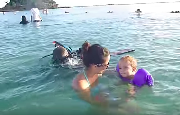 這位媽媽「想拍一段影片」給9個月沒回家的軍人爸爸！但下一秒「水裡卻浮出一具...」看哭了！