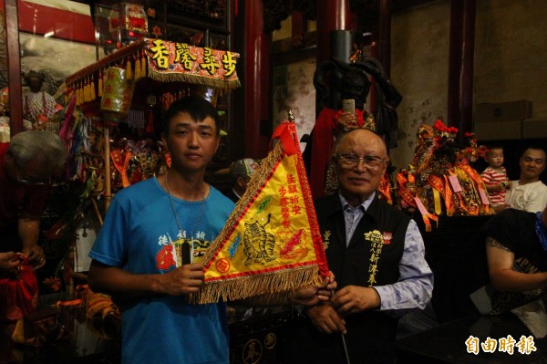 孝子感動天！他為救癌母「背媽祖神像」繞台半圈，第45天「神蹟終於出現」超感人...