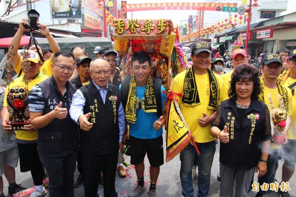 孝子感動天！他為救癌母「背媽祖神像」繞台半圈，第45天「神蹟終於出現」超感人...
