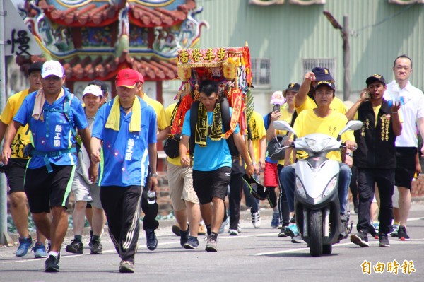 孝子感動天！他為救癌母「背媽祖神像」繞台半圈，第45天「神蹟終於出現」超感人...