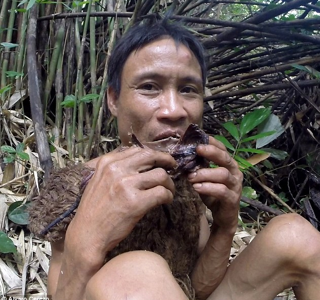 真實版「泰山」！他從小被帶到「叢林生活41年」，第一次「看到女人」嚇了一大跳！