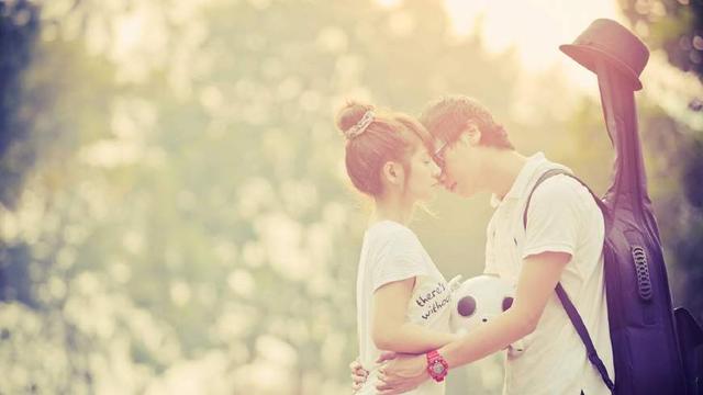 離婚兩年後在同學宴會上「遇見前夫」，看到從「車上下來的人」...我轉身哭成淚人！