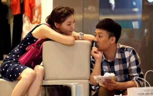 離婚兩年後在同學宴會上「遇見前夫」，看到從「車上下來的人」...我轉身哭成淚人！