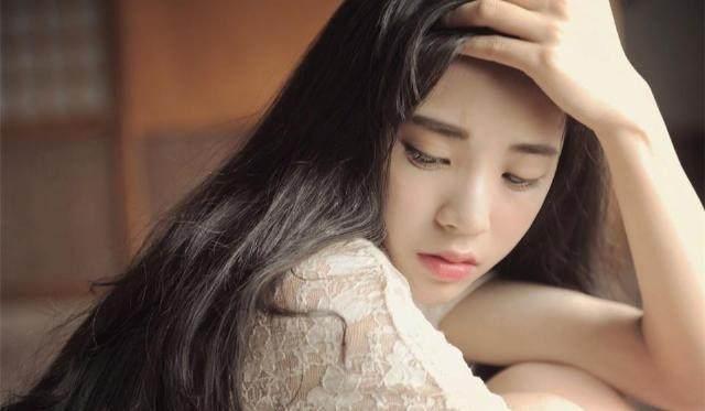 離婚兩年後在同學宴會上「遇見前夫」，看到從「車上下來的人」...我轉身哭成淚人！