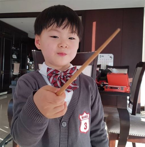 韓國超人氣「三胞胎」長大了！消失2年「超可愛→帥到爆」讓網友心又融化了！