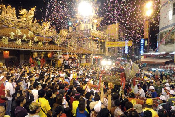 神靈慈悲！大甲媽祖繞境「酒駕受害者坐輪椅」稜轎腳，下一秒「鑾轎突然感應」現場感動歡呼！