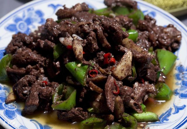 年過40歲的人特別要注意：6種食物容易導致「血管硬化、堵塞」，盡量別再碰了！