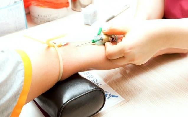 年過40歲的人特別要注意：6種食物容易導致「血管硬化、堵塞」，盡量別再碰了！