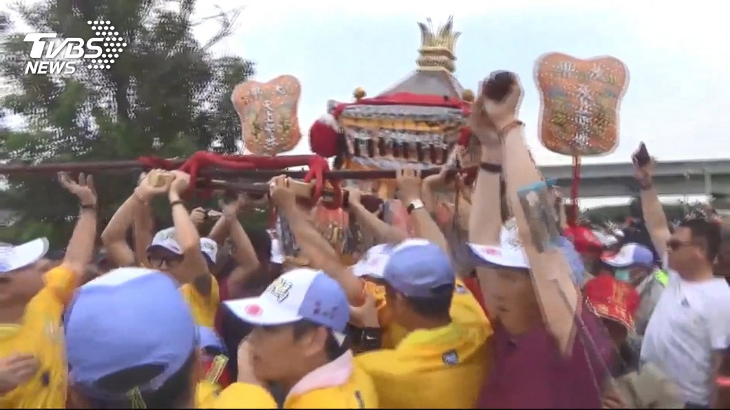 神靈慈悲！大甲媽祖繞境「酒駕受害者坐輪椅」稜轎腳，下一秒「鑾轎突然感應」現場感動歡呼！