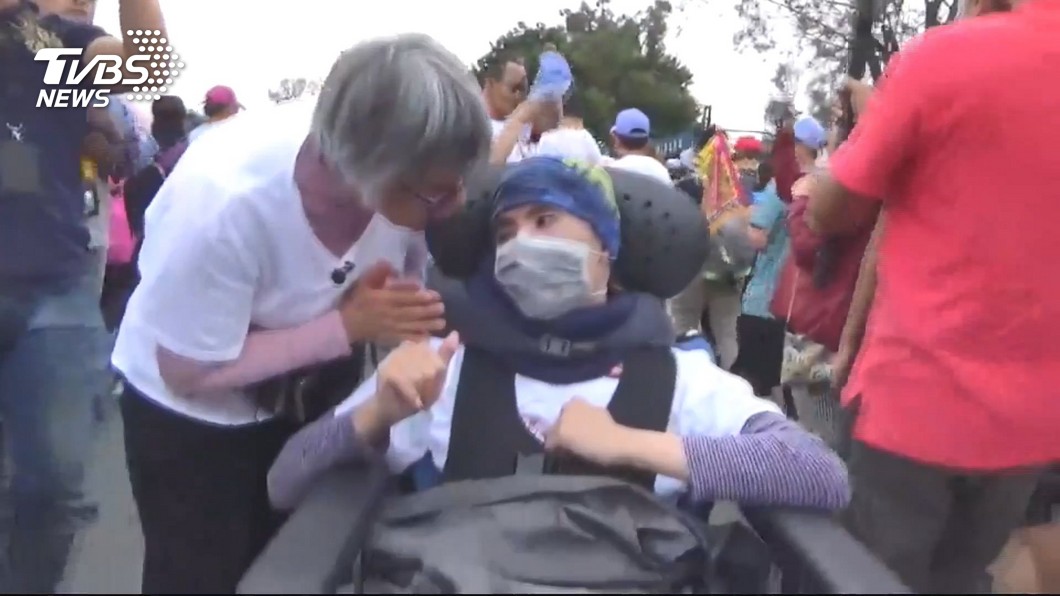 神靈慈悲！大甲媽祖繞境「酒駕受害者坐輪椅」稜轎腳，下一秒「鑾轎突然感應」現場感動歡呼！