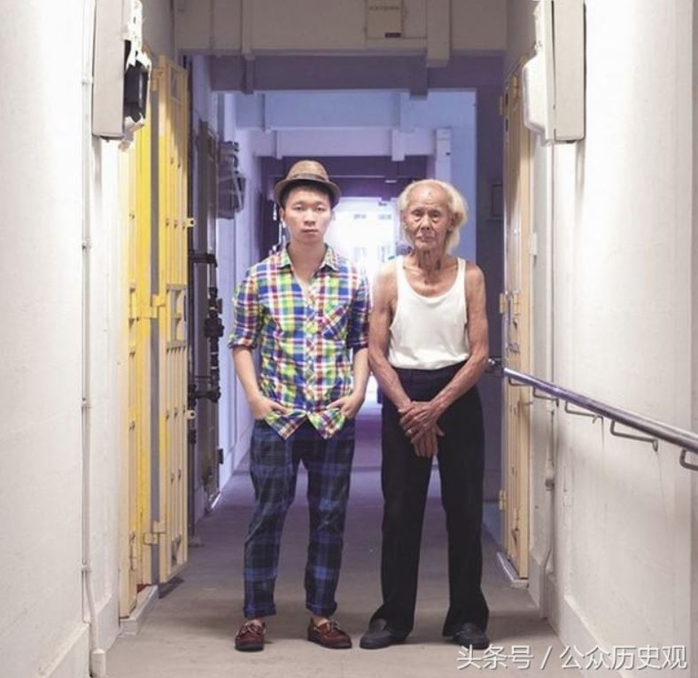 最棒祖孫合照！攝影師要求「年輕人和爺爺奶奶交換打扮」　第3對「古板爺爺→嘻哈潮男」比孫子還帥！