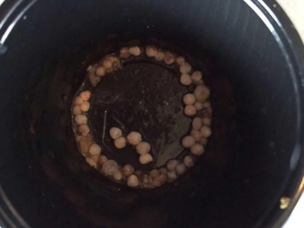 她劈開「超巨大蛤蜊」準備享用　用力一掰「鮮嫩肥肉裡還有大驚喜」嗨翻：發財了～